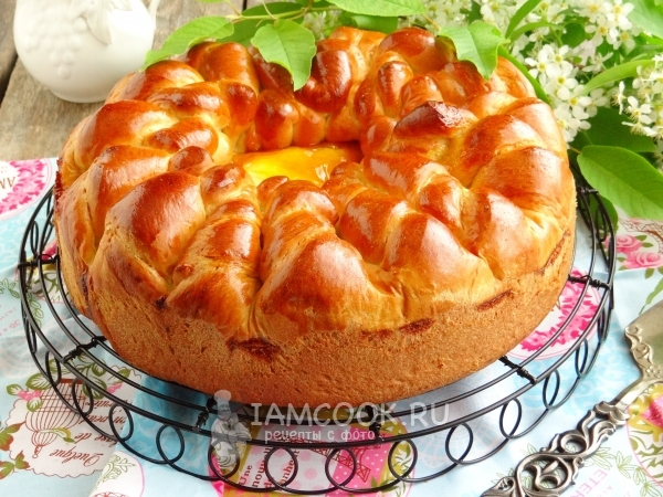 Готовый пирог со сливочным сыром и джемом