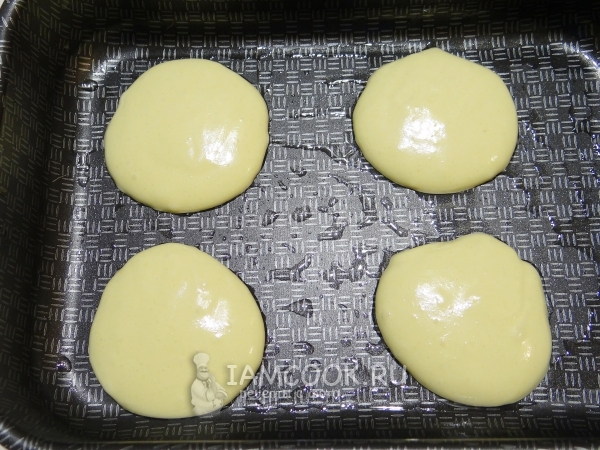 Налить тесто на противень