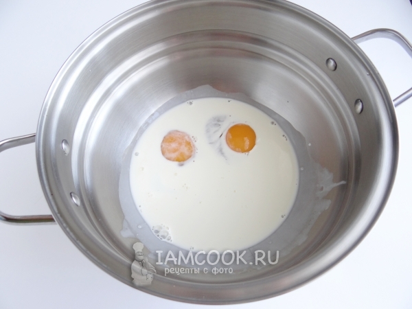 Соединить сливки с яйцами