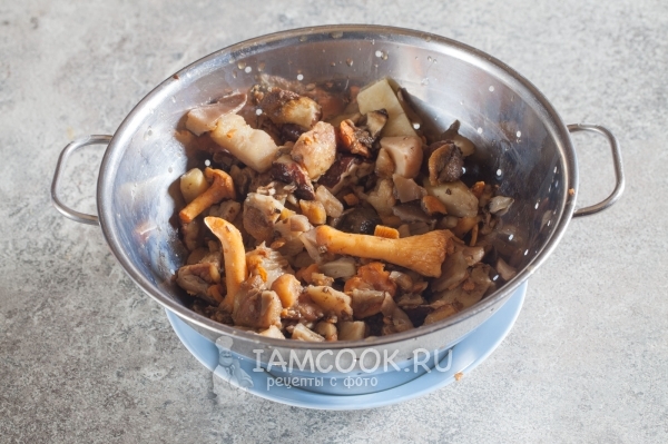 Слить с грибов воду