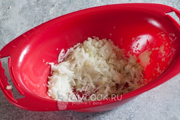 Измельчить лук