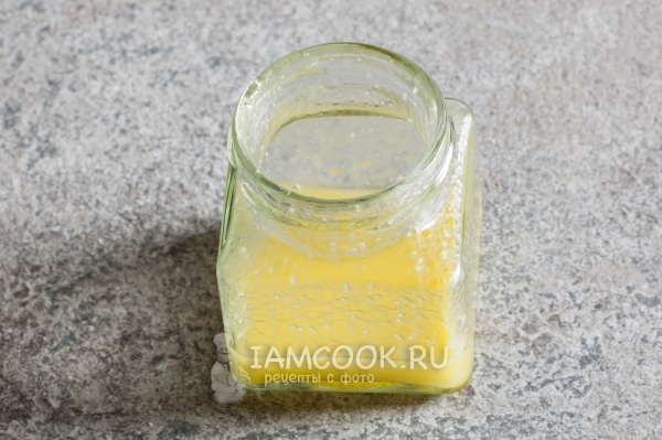 Влить масло