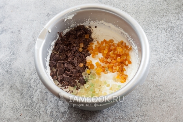 Положить в рикотту шоколад и цукаты 