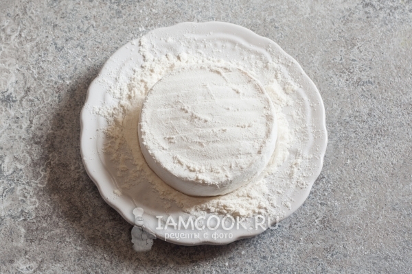 Обвалять сыр в муке