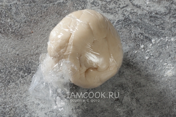 Положить тесто в пленку