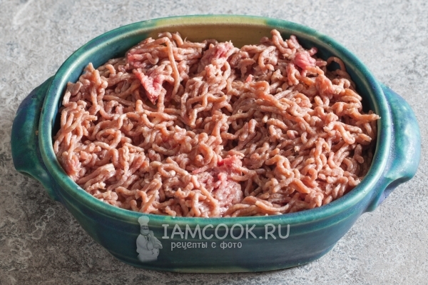 Положить на картофель фарш