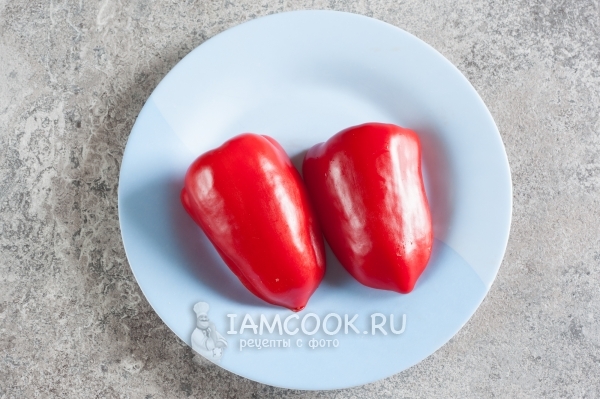 Положить перец на тарелку