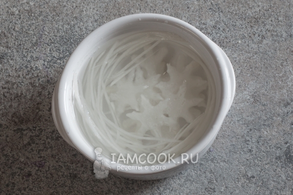 Положить дайкон в ледяную воду