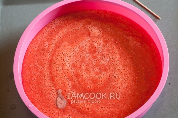 Выложить клубничное пюре в силиконовую форму