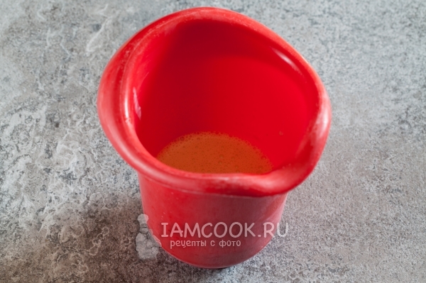 Пюрировать банан с кефиром