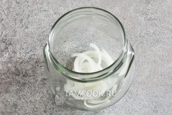 Положить в банку лук