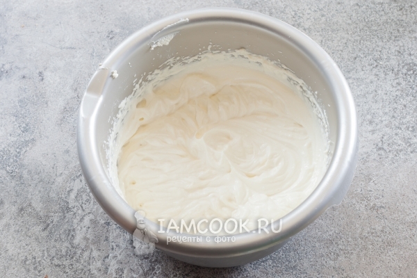 Взбить рикотту с сахаром