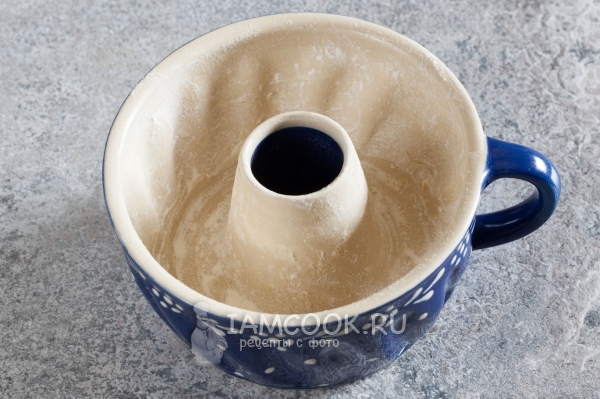 Смазать форму маслом