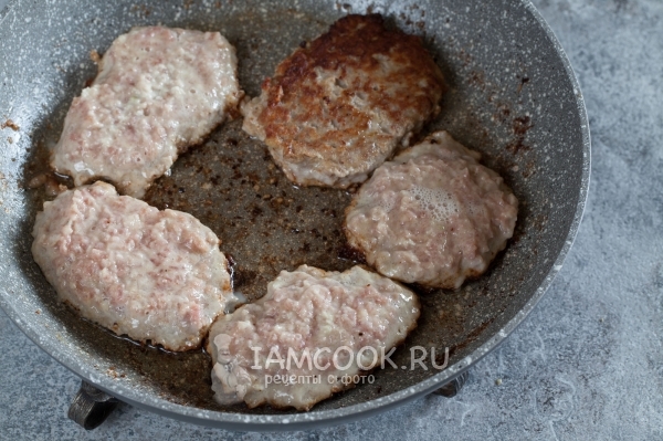 Положить на сковороду котлеты