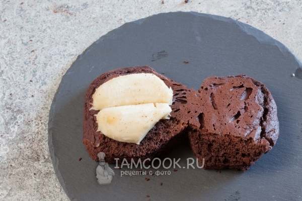 Положить на бисквит банан