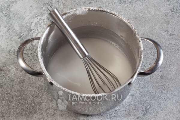 Влить теплую воду и размешать