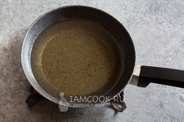 Налить на сковороду масло