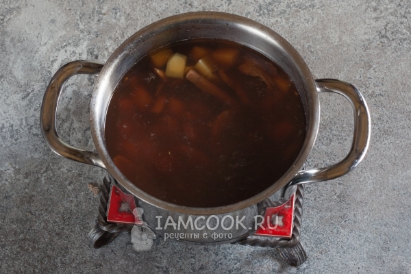 Положить картошку в бульон