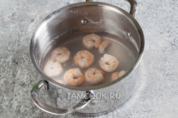 Отварить креветки