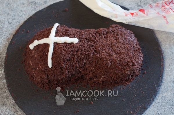 Посыпать паука бисквитной крошкой