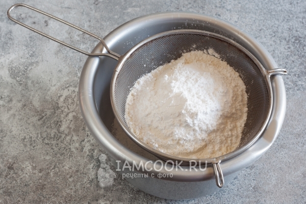 Просеять муку и сахарную пудру