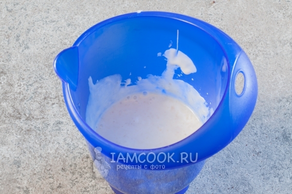 Пюрировать йогурт с бананом