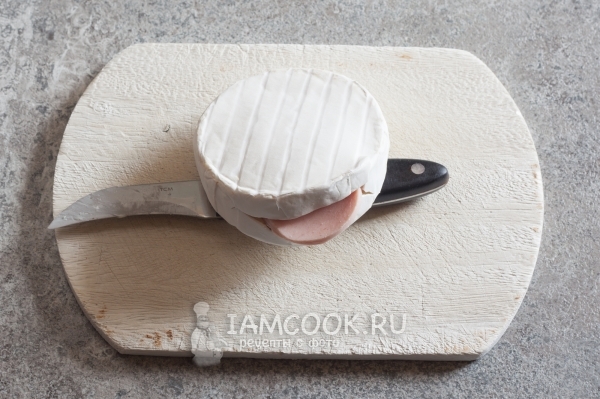 Положить в сыр колбасу