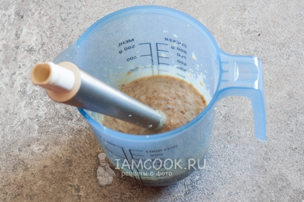 Измельчить изюм со сливками и сахаром