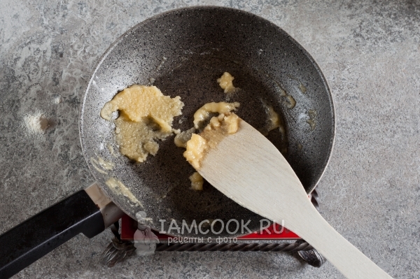 Обжарить муку