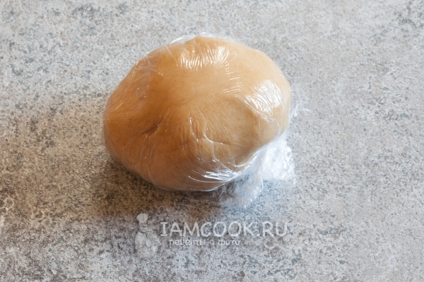 Положить тесто в пленку