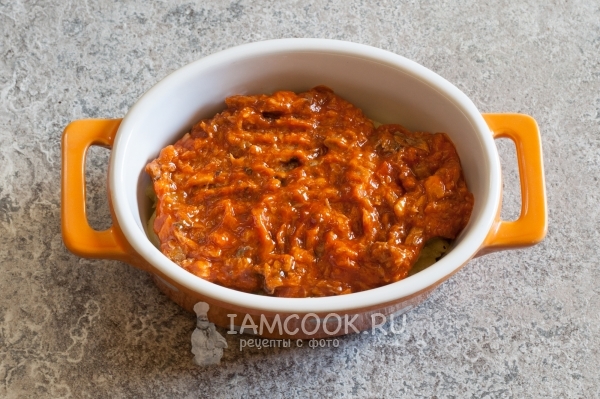 Положить слой рыбы