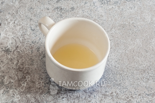 Выжать сок лимона