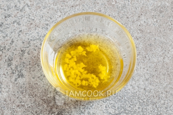 Соединить масло с чесноком