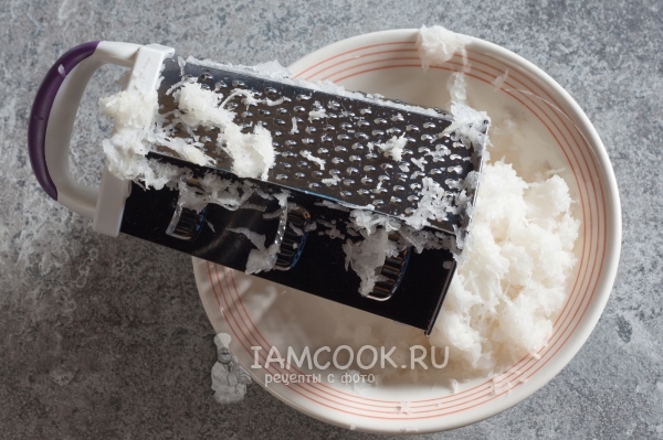 Потереть на мелкой терке дайкон