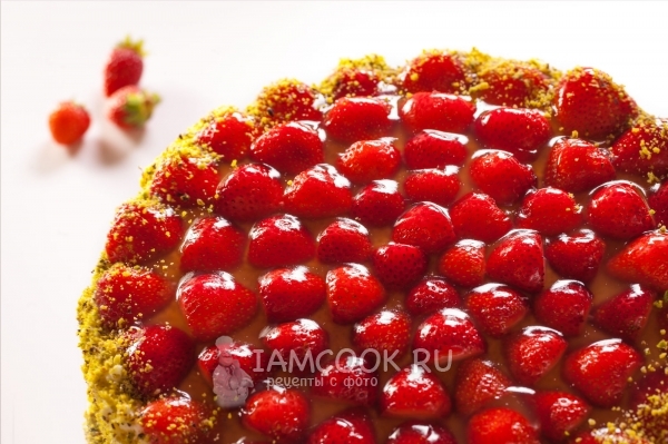 Бисквитный торт с клубникой