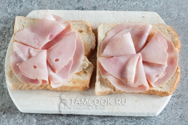 Положить на хлеб ветчину
