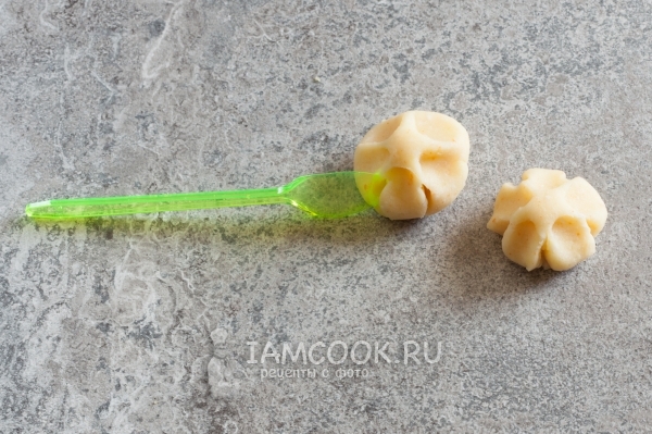 Вырезаем лепестки из тест