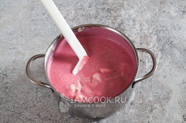 Соединить клубничную массу с кремом