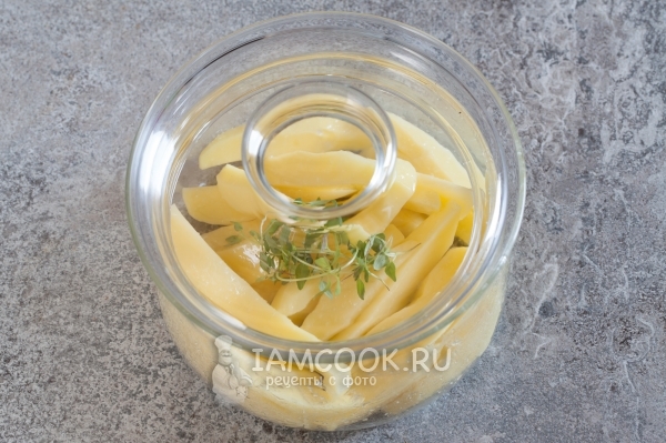 Накрыть тарелку с картошкой крышкой