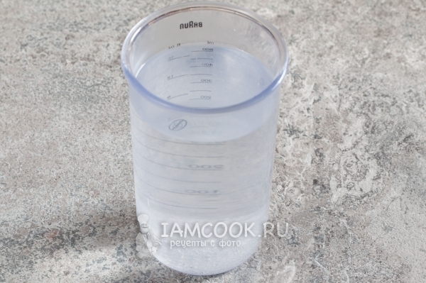 Всыпать соль в воду