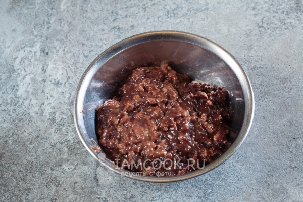 Перекрутить на мясорубке лук, печень и рис