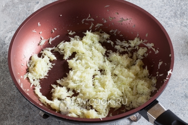 Обжарить лук