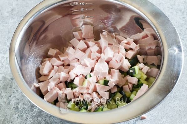 Положить колбасу