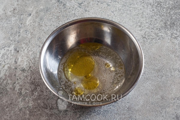 Влить в минералку масло