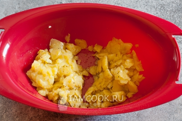 Добавить масло, соль и перец