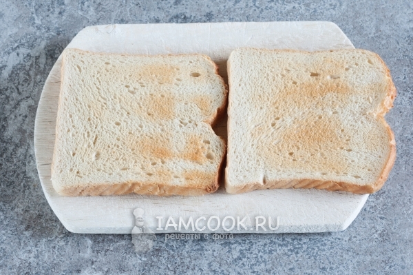 Обжарить хлеб