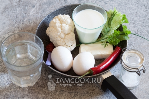 Ингредиенты для омлета с цветной капустой на сковороде
