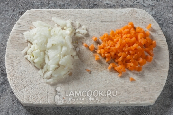 Порезать лук и морковь