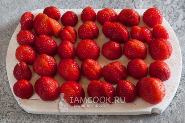 Порезать клубнику