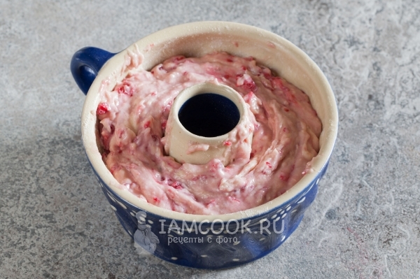 Выложить тесто в форму